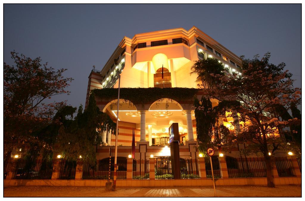 Sun-N-Sand Pune Bagian luar foto