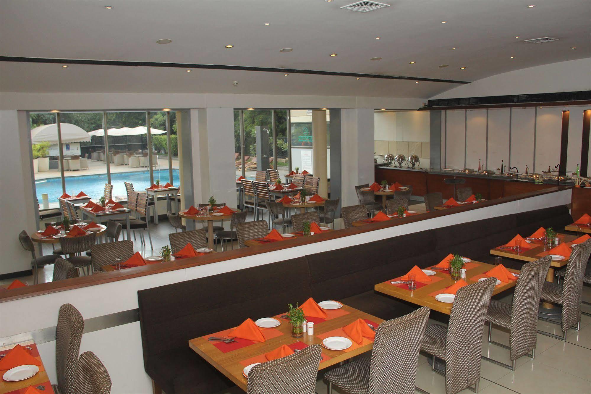 Sun-N-Sand Pune Bagian luar foto