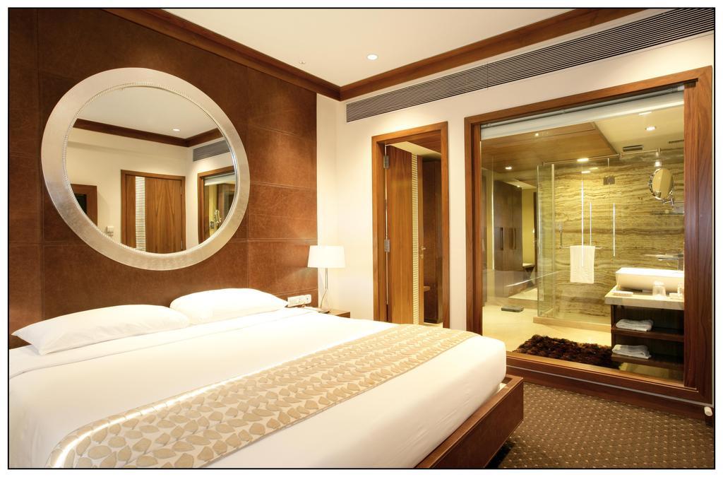 Sun-N-Sand Pune Bagian luar foto