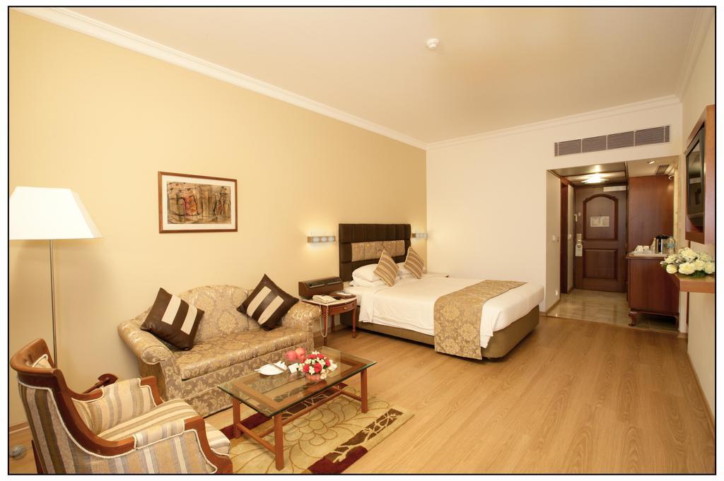 Sun-N-Sand Pune Bagian luar foto