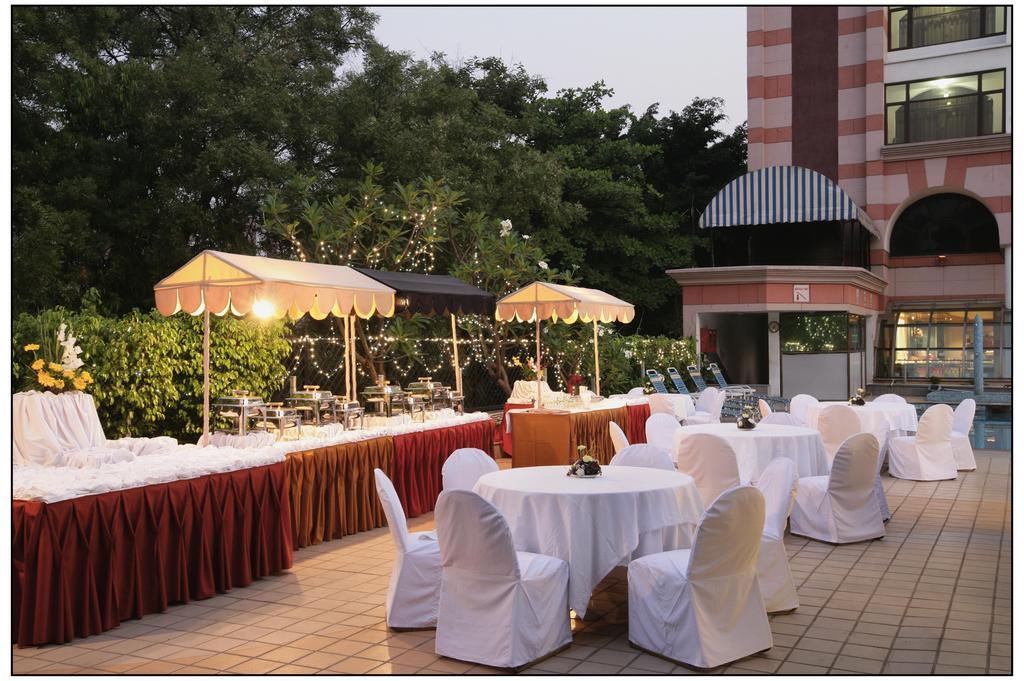 Sun-N-Sand Pune Bagian luar foto