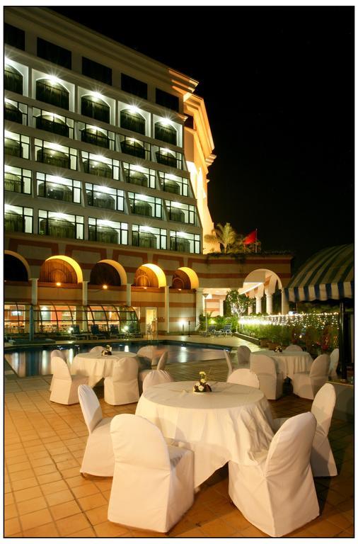 Sun-N-Sand Pune Bagian luar foto