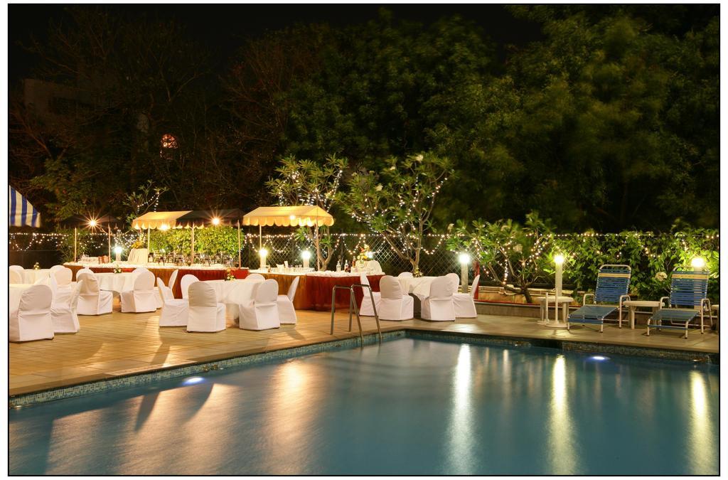 Sun-N-Sand Pune Bagian luar foto