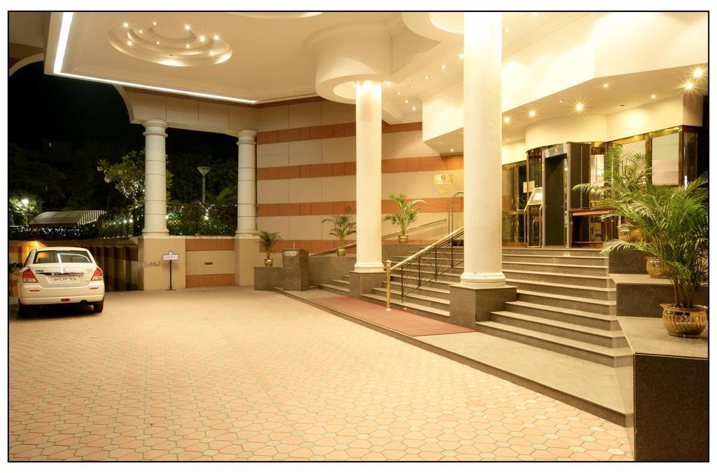 Sun-N-Sand Pune Bagian luar foto