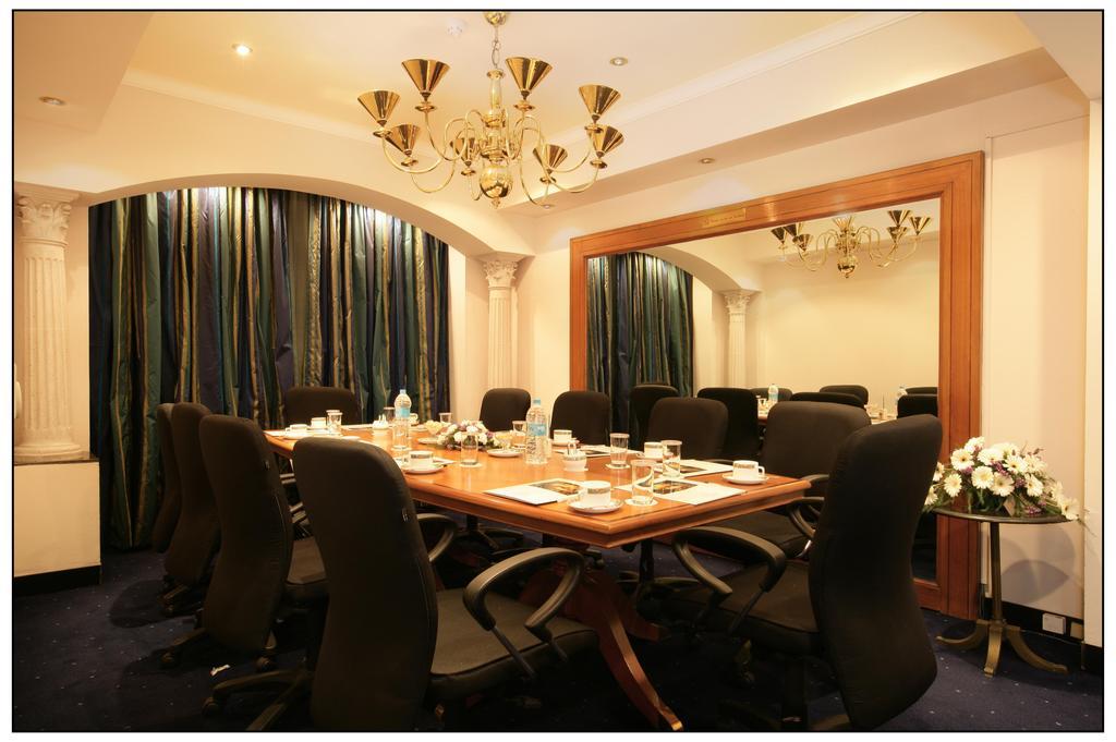 Sun-N-Sand Pune Bagian luar foto