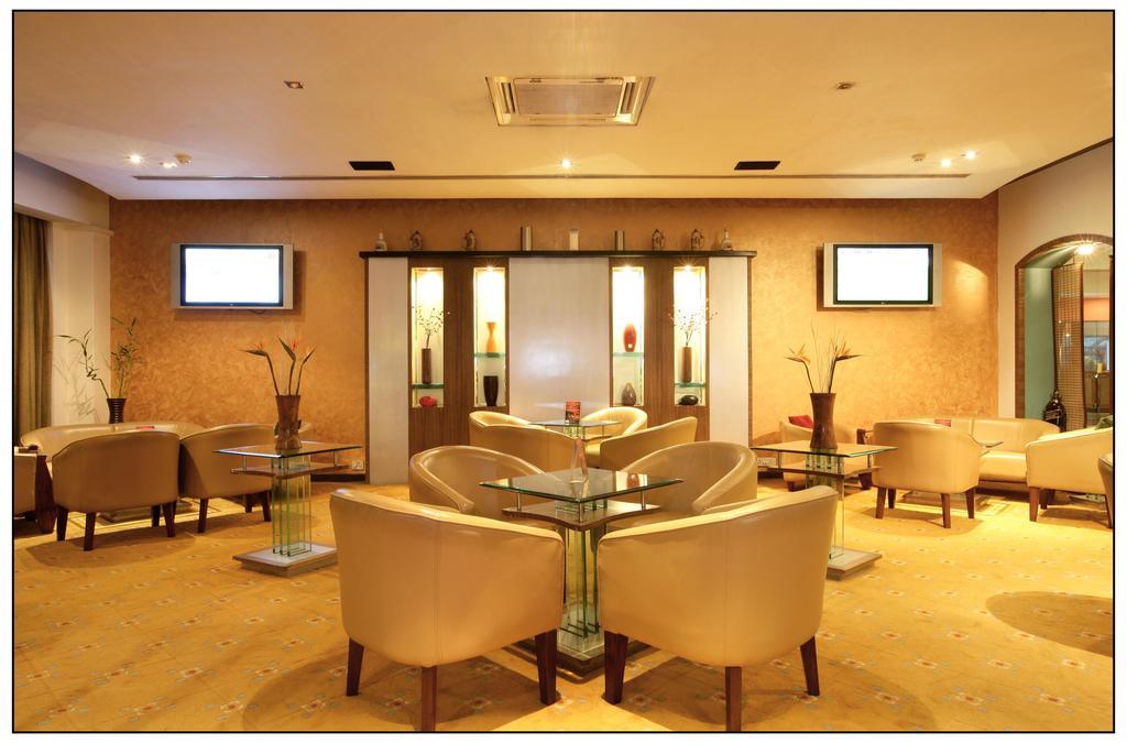Sun-N-Sand Pune Bagian luar foto