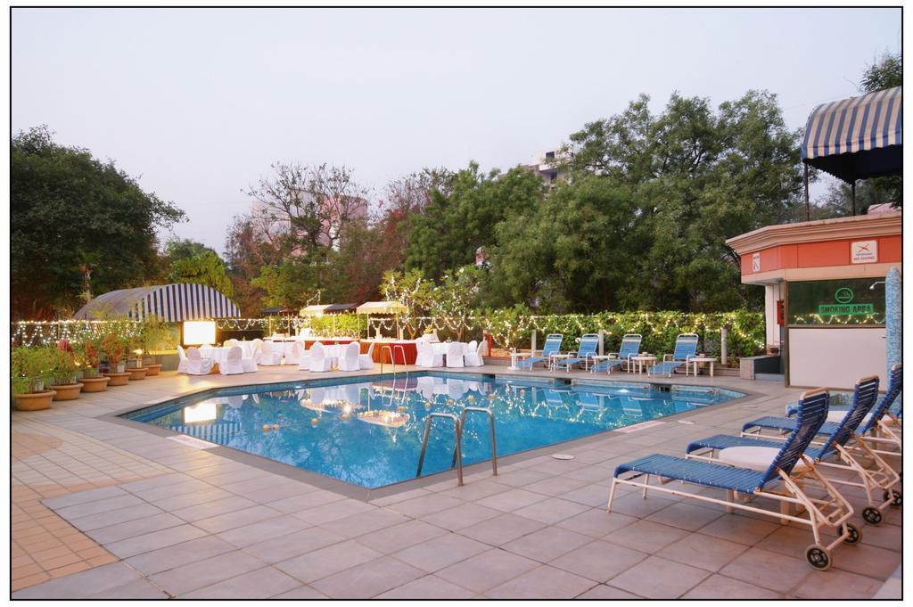 Sun-N-Sand Pune Bagian luar foto